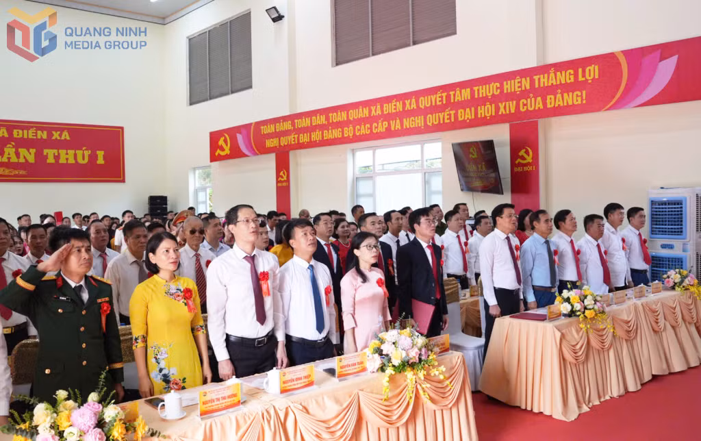 Các đại biểu thực hiện nghi thức chào cờ.