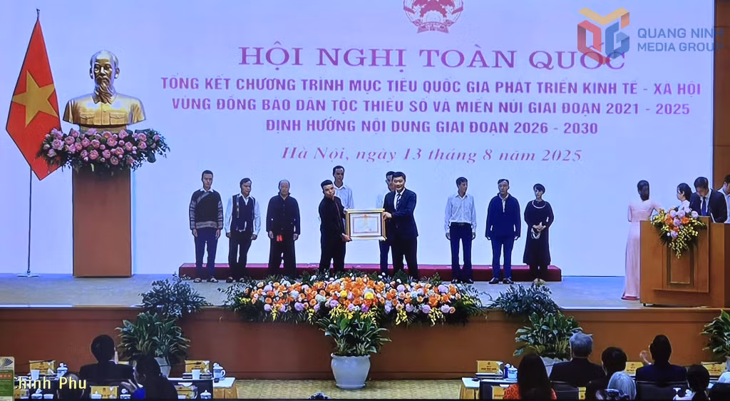 Đại diện thôn Phiêng Sáp (xã Lục Hồn, tỉnh Quảng Ninh) nhận Bằng khen của Thủ tướng Chính phủ vì có thành tích xuất sắc trong thực hiện Chương trình mục tiêu quốc gia giai đoạn 2021-2025.