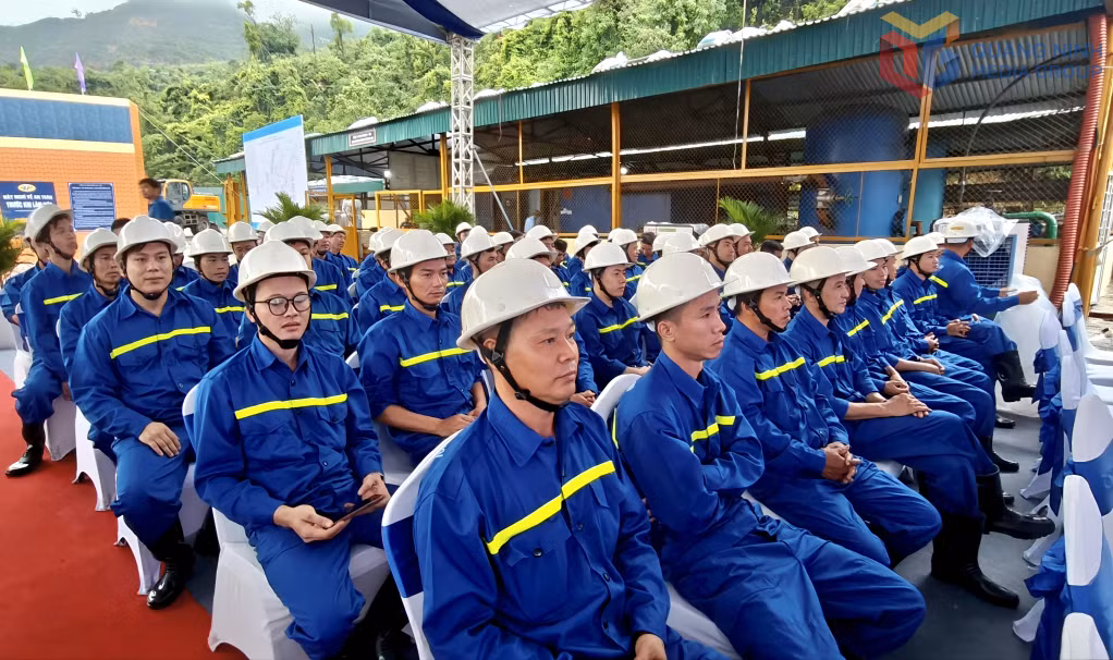 Đông đảo cán bộ công nhân Công ty Than Hòn Gai – TKV tới dự lễ khởi công Dự án Khai thác hầm lò phần mở rộng mỏ Hà Ráng.