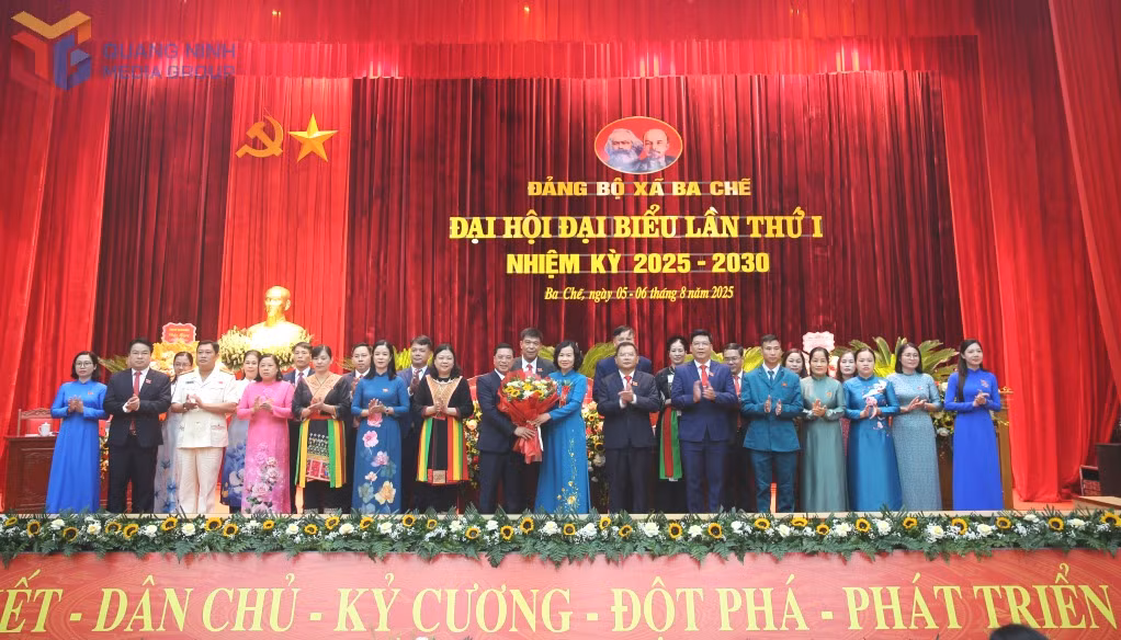 Đồng Chí Bùi Thúy Phượng, Ủy viên Ban Thường vụ Tỉnh ủy, Trưởng Ban tổ chức Tỉnh ủy tặng hoa chúc mừng Ban chấp hành Đảng bộ xã Ba Chẽ, nhiệm kỳ 2025-2030.