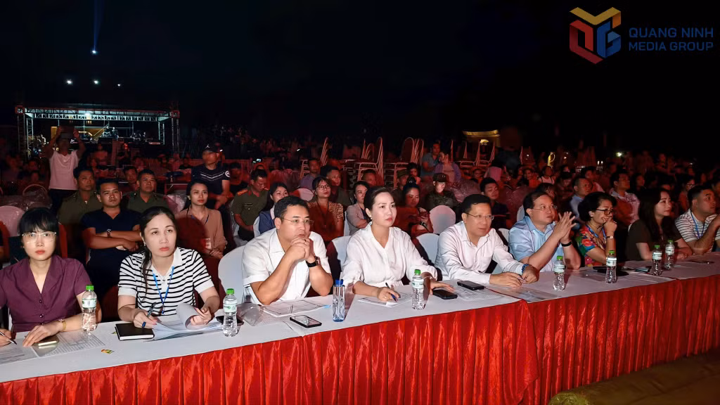 Lãnh đạo tỉnh Quảng Ninh và các sở, ngành, hội đồng cố vấn nghệ thuật tham gia tổng duyệt.