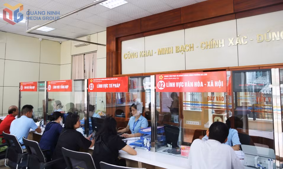 Cán bộ Trung tâm Phục vụ hành chính công phường Hà Lầm giải quyết thủ tục hành chính cho người dân.