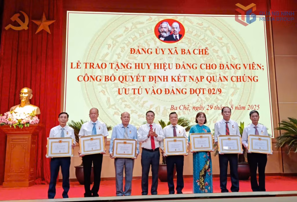 Các đảng viên nhận Huy hiệu Đảng.