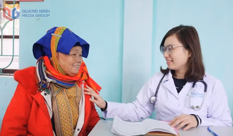 Bác sỹ Bệnh viện Bãi Cháy khám sức khoẻ, phát thuốc miễn phí cho người dânxã Kỳ Thượng.