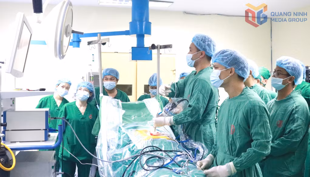 Ca phẫu thuật nội soi cột sống cho người bệnh tại Bệnh viện Việt Nam - Thụy Điển Uông Bí.