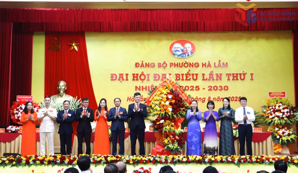 Đồng chí Vi Ngọc Bích, Ủy viên Ban Thường vụ Tỉnh uỷ, Phó Chủ tịch Thường trực HĐND tỉnh, tặng hoa chúc mừng đại hội.