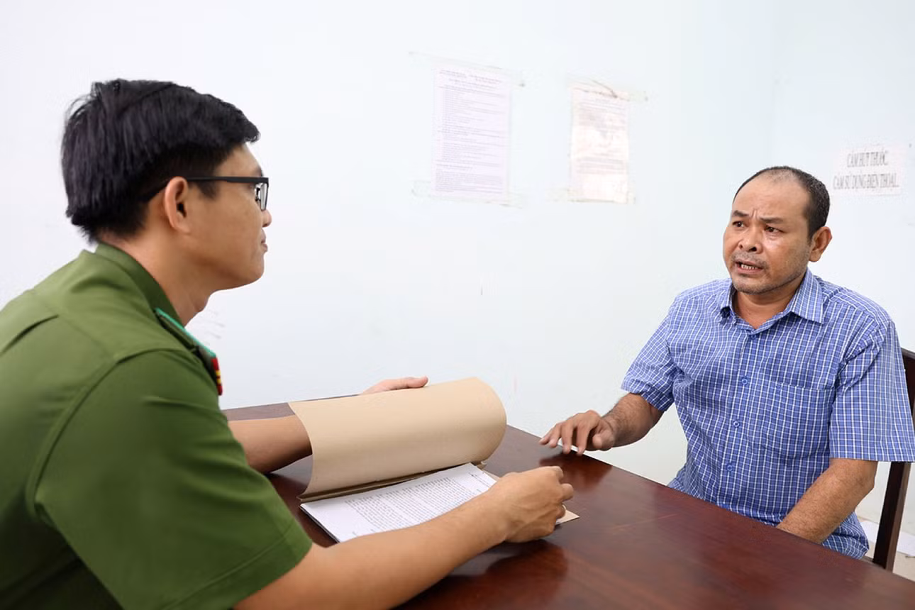 Tại Cơ quan Công an, đối tượng Danh Quanh khai nhận về “Lừa đảo chiếm đoạt tài sản”. Ảnh: Vũ Tiến