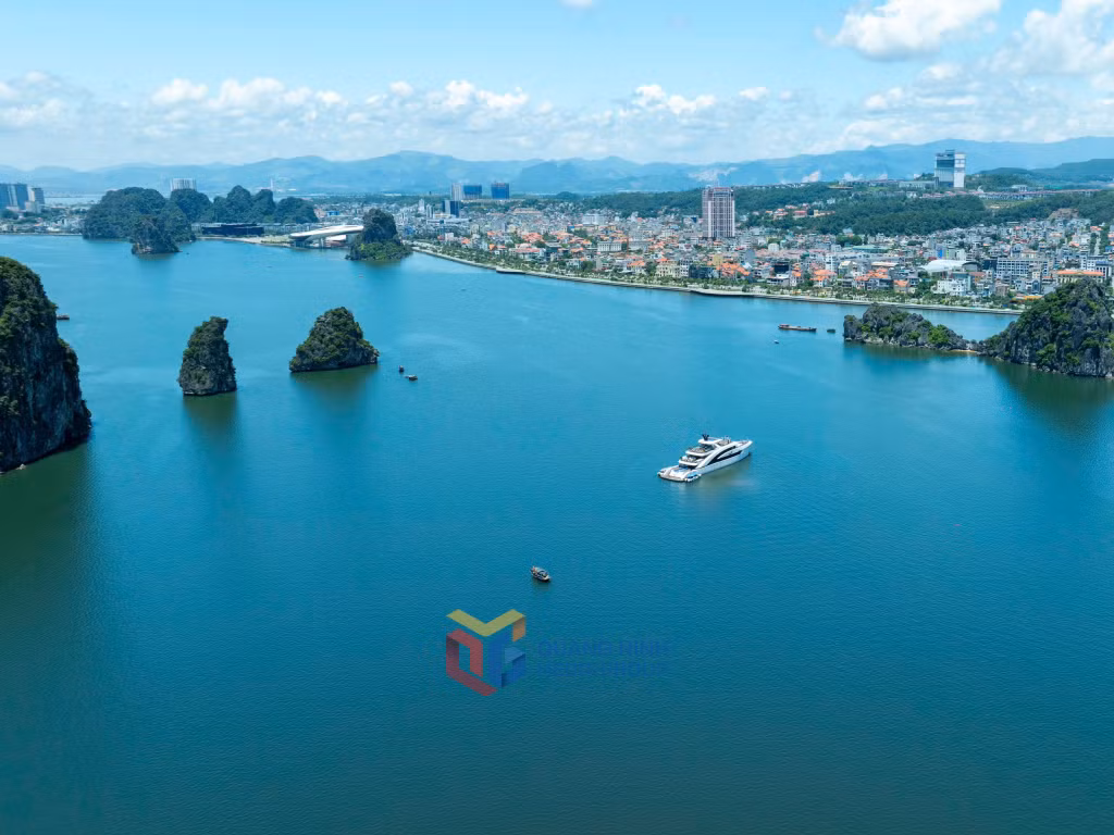 Đảo đá hiện lên trầm mặc giữa làn nước xanh thăm thẳm, phẳng lặng như gương.