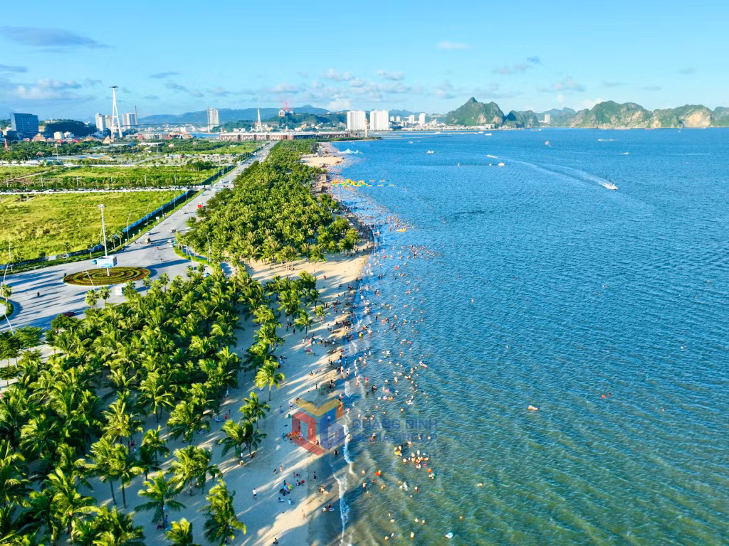 Vùng đất này còn hấp dẫn du khách bởi những bãi tắm trải dài.