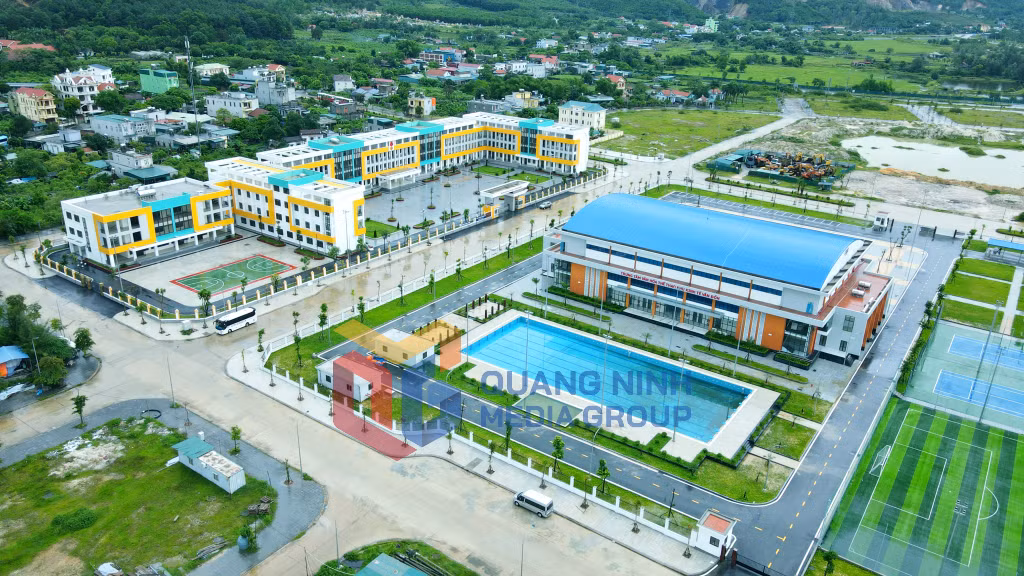 Trường Tiểu học Hạ Long 1 (đặc khu Vân Đồn) khang trang, hiện đại (8-2025). Ảnh: Lan Anh