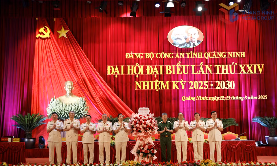Thượng tướng Nguyễn Ngọc Lâm, Ủy viên BTV Đảng ủy Công an Trung ương, Thứ trưởng Bộ Công an, tặng hoa chúc mừng Đại hội.