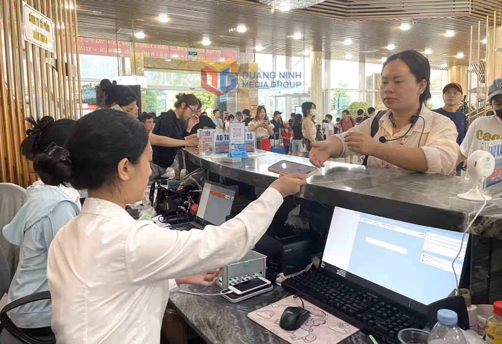 Khách du lịch ra các tuyến đảo làm thủ tục qua Cảng cao cấp Ao Tiên.