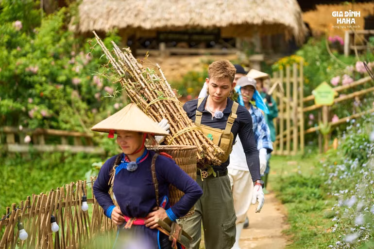 Dàn cast của chương trình "Gia đình Haha" tại Bản Liền.