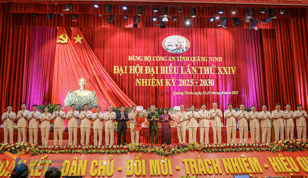 Lãnh đạo Bộ Công an và tỉnh Quảng Ninh chúc mừng Ban Chấp hành Đảng bộ Công an tỉnh Quảng Ninh nhiệm kỳ 2025-2030.