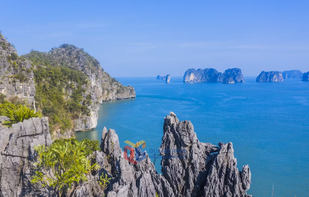Vịnh Hạ Long nhìn từ trên cao, hiện lên như bức tranh thủy mặc