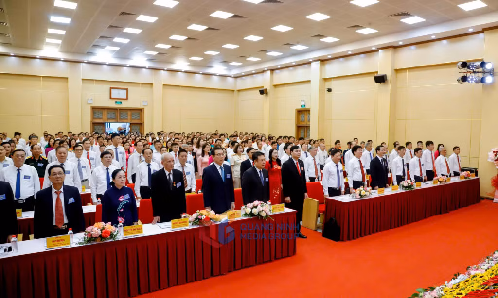 Các đại biểu thực hiện nghi thức chào cờ.