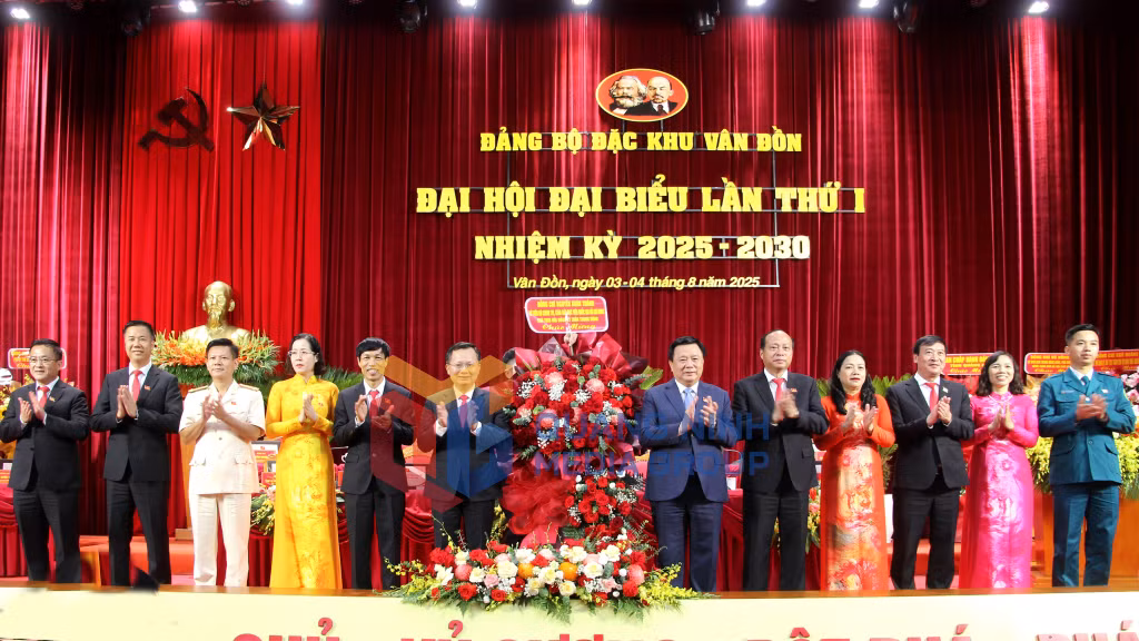 GS.TS Nguyễn Xuân Thắng, Ủy viên Bộ Chính trị, Giám đốc Học viện Chính trị quốc gia Hồ Chí Minh, Chủ tịch Hội đồng Lý luận Trung ương, ĐBQH tỉnh, tặng hoa chúc mừng Đại hội (8-2025). Ảnh; Mạnh Trường