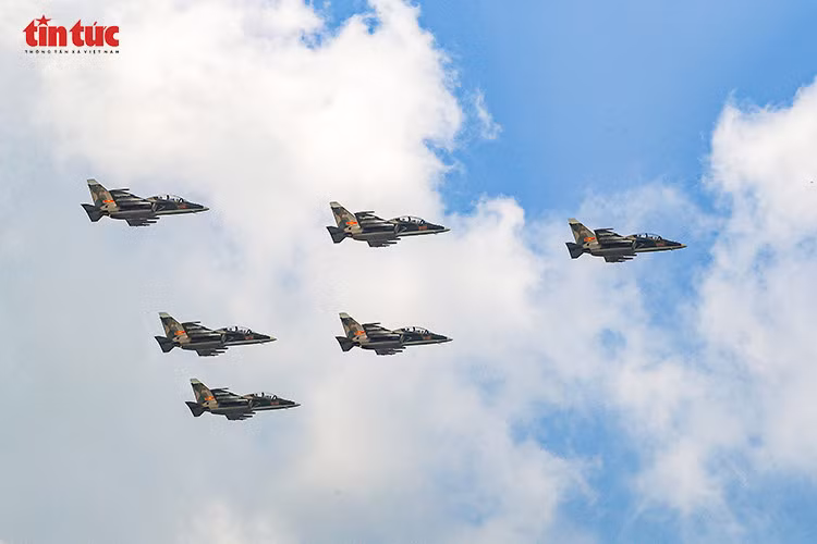 Sáu chiếc Yak-130 bay theo đội hình tam giác cân qua khu vực khán đài giả định.