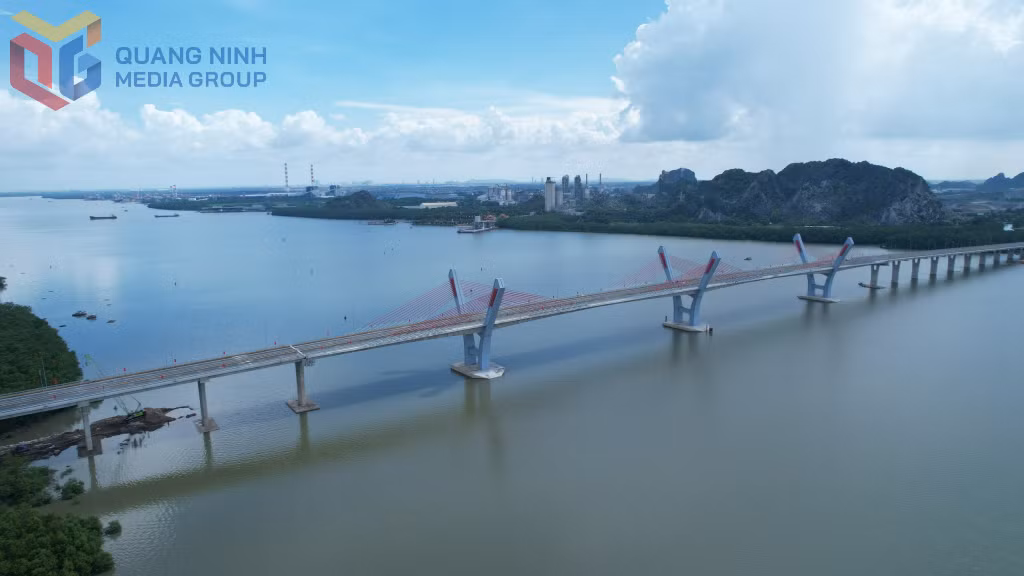 Cầu Bến Rừng, cây cầu kết nối trục kinh tế Quảng Ninh - Hải Phòng - Hà Nội được đưa vào khai thác đã tạo thuận lợi cho người dân và doanh nghiệp phát triển mạnh.