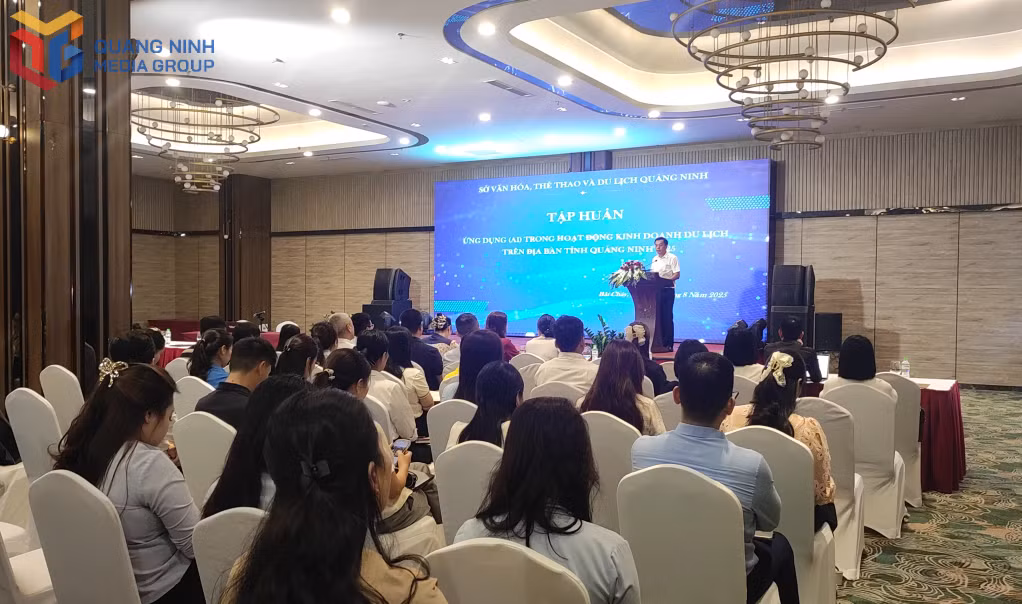 Quang cảnh lớp tập huấn ứng dụng AI trong hoạt động kinh doanh du lịch trên địa bàn tỉnh Quảng Ninh, diễn ra tại phường Bãi Cháy ngày 26/8/2025.