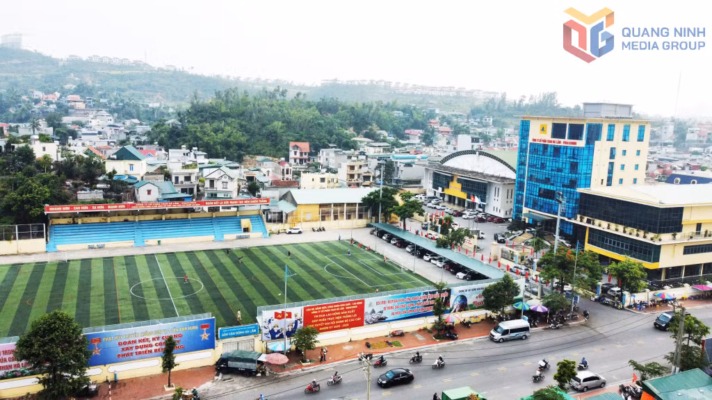 Công ty CP Than Hà Lầm đóng trên địa bàn phường, góp phần quan trọng vào phát triển kinh tế, tạo việc làm và đảm bảo an sinh xã hội cho người dân địa phương.
