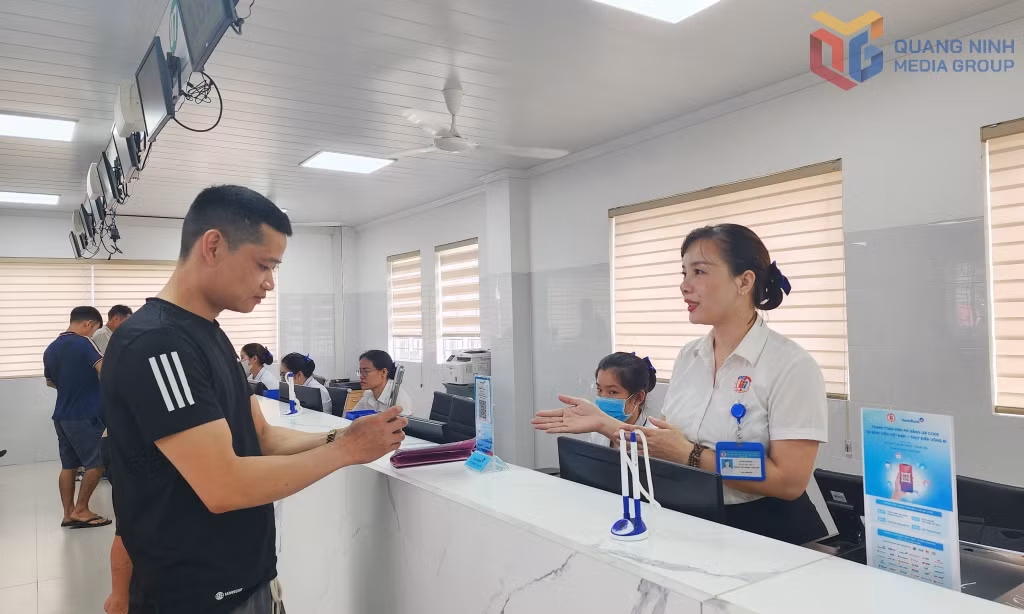Người dân thực hiện thanh toán không dùng tiền mặt tại Khoa Khám bệnh (Bệnh viện Việt Nam - Thụy Điển Uông Bí).