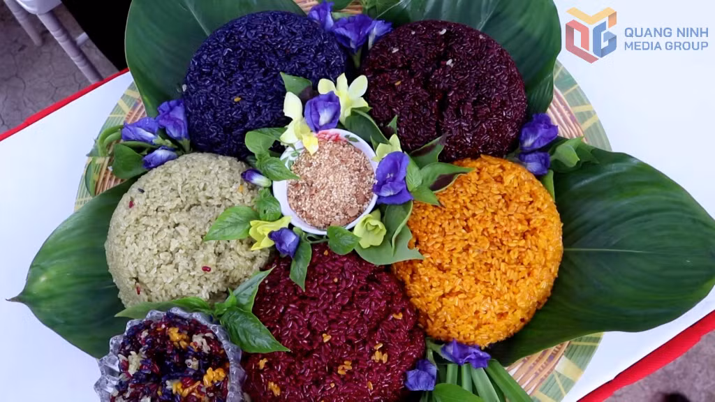 Xôi ngũ sắc tại chợ phiên Ba Nhất (xã Quảng Tân).