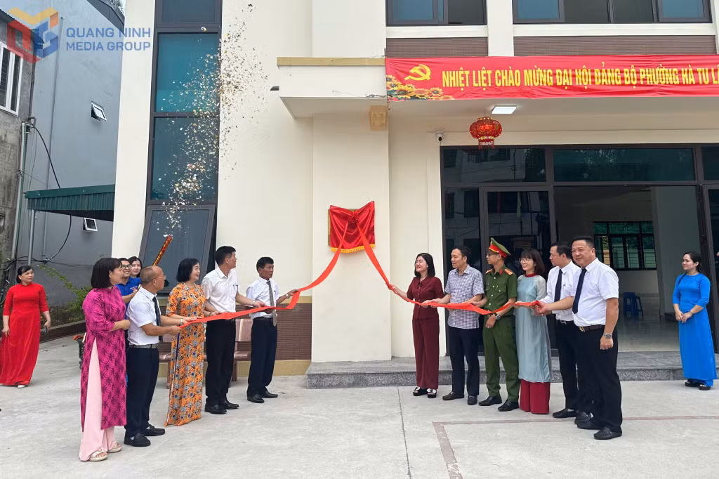 Các đại biểu gắn biển công trình Nhà văn hóa khu phố Hà Tu 7 (phường Hà Tu), ngày 5/8/2025. Ảnh: Cao Quỳnh