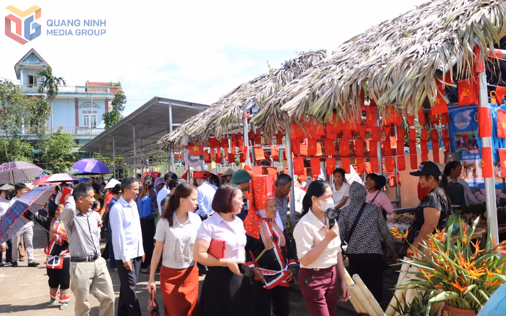 Chợ phiên thu hút đông đảo người dân đến tham quan, mua sắm