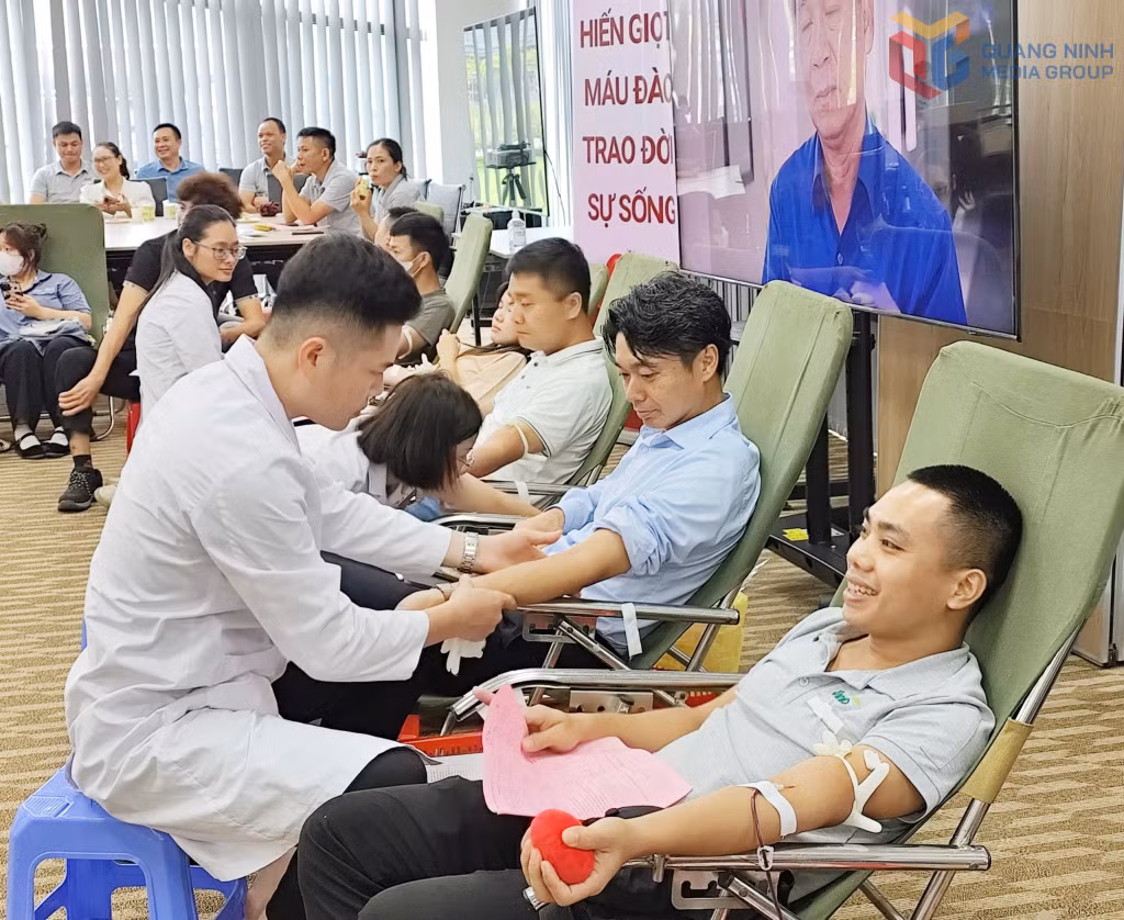 Cán bộ quản lý, người lao động tại các đơn vị trong Khu công nghiệp Sông Khoai tham gia hiến máu.