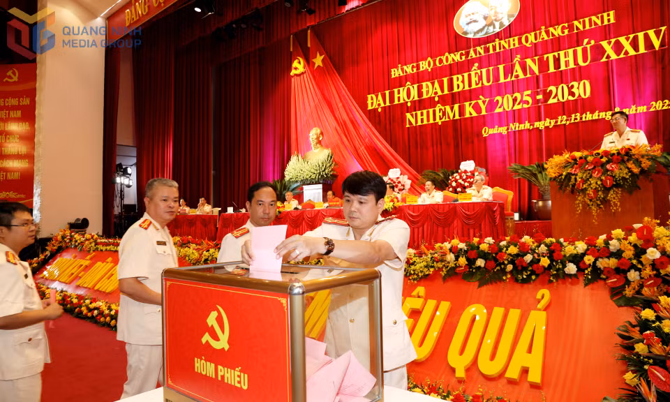 Các đại biểu bỏ phiếu bầu Ban Chấp hành Đảng bộ Công an tỉnh lần thứ XXIV, nhiệm kỳ 2025-2030.
