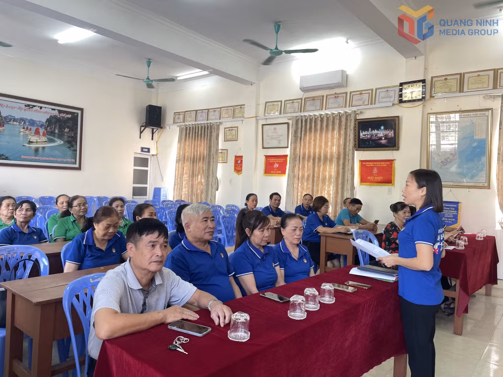 Một buổi sinh hoạt của CLB Phòng chống mua bán người và hỗ trợ nạn nhân phường Cao Xanh.