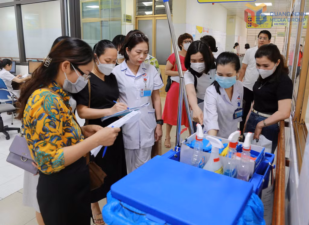 Kiểm tra công tác phân loại rác và vệ sinh bệnh tại các phòng bệnh thuộc Bệnh viện đa khoa tỉnh.