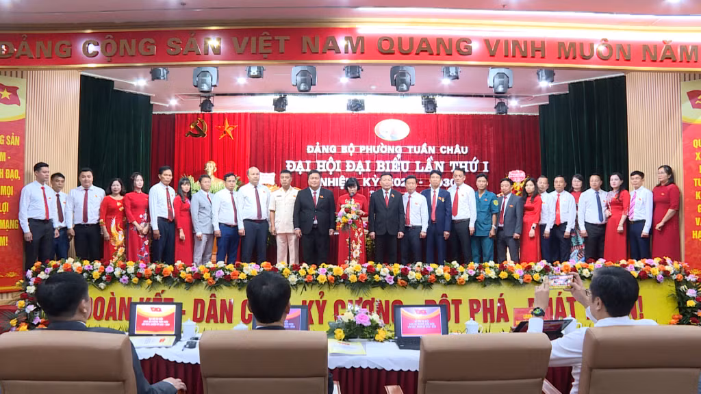 Ban Chấp hành Đảng bộ phường Tuần Châu, nhiệm kỳ 2025 - 2030 ra mắt đại hội, quyết tâm xây dựng phường phát triển năng động, văn minh, hiện đại, hạnh phúc, cùng tỉnh Quảng Ninh tự tin, vững vàng, tiến mạnh trong kỷ nguyên phát triển mới.