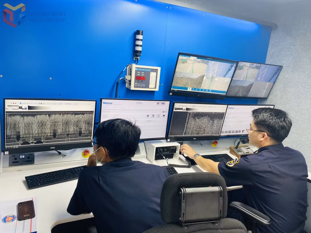 Công chức Chi cục Hải quan khu vực VIII giám sát hàng hóa qua hệ thống soi chiếu hiện đại.