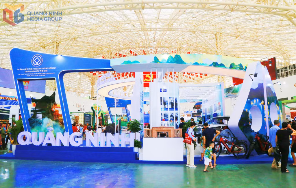 Toàn cảnh gian trưng bày Quảng Ninh với thiết kế hiện đại, nổi bật tại Triển lãm thành tựu đất nước. j Đông đảo người dân, du khách tham quan không gian trưng bày Quảng Ninh tại Triển lãm.