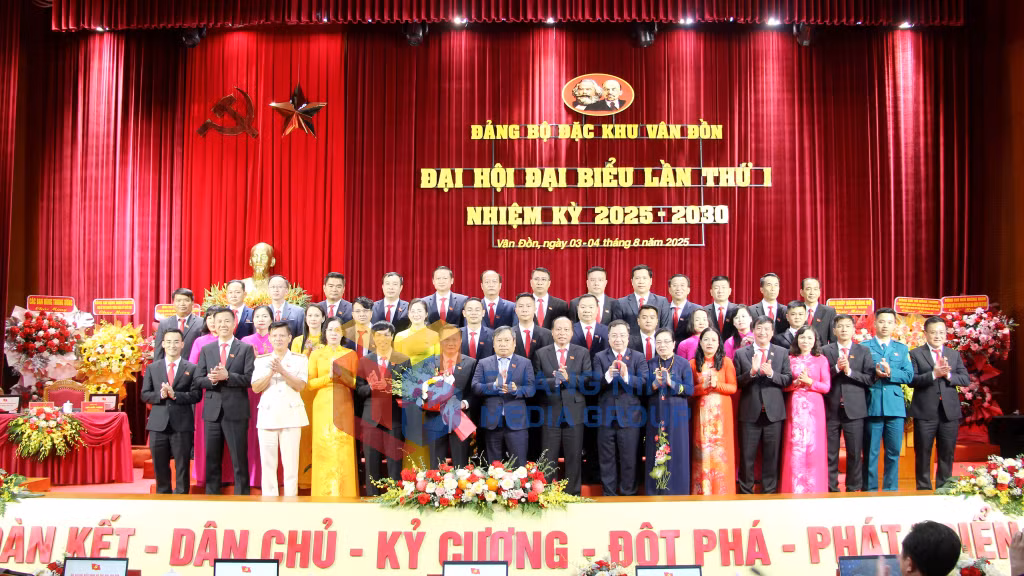 Các đồng chí lãnh đạo Quốc hội, tỉnh tặng hoa chúc mừng Ban Chấp hành Đảng bộ đặc khu Vân Đồn lần thứ I, nhiệm kỳ 2025-2030 (8-2025). Ảnh; Mạnh Trường
