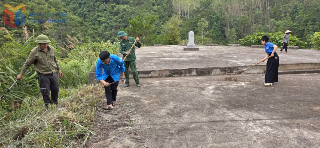 Cán bộ, chiến sĩ Đồn BPCK Hoành Mô cùng người dân xã Hoành Mô phát quang khu vực cột mốc biên giới.