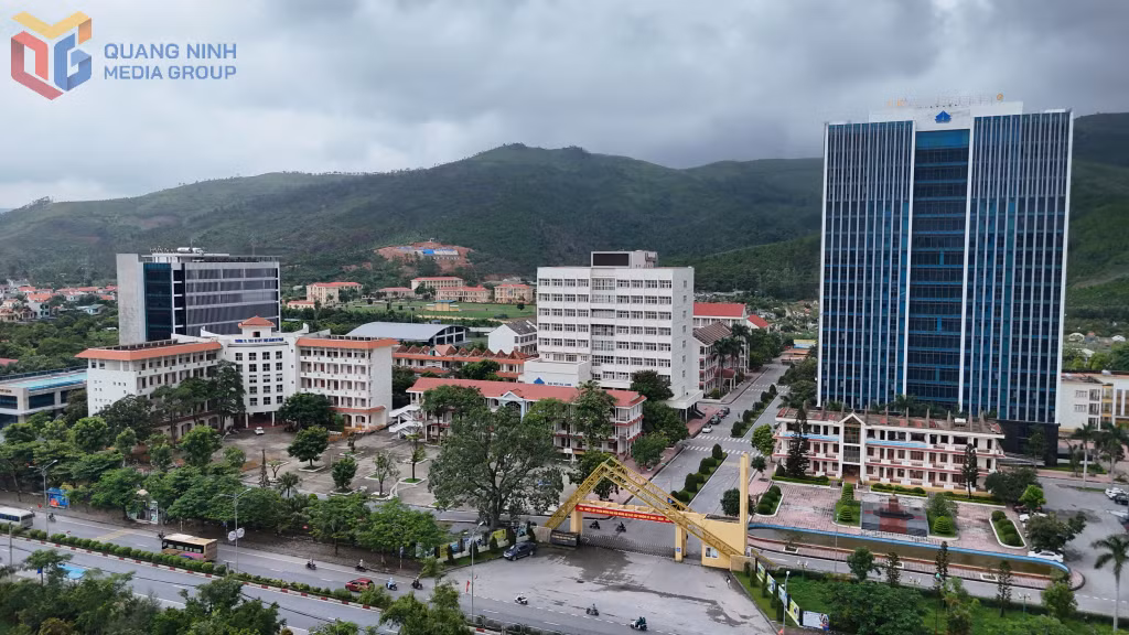 Trường Đại học Hạ Long với hệ thống cơ sở vật chất được đầu tư đồng bộ, hiện đại, hiện đang xếp hạng 87 trong số gần 250 cơ sở đào tạo đại học trong cả nước trong Bảng xếp hạng đại học Việt Nam.