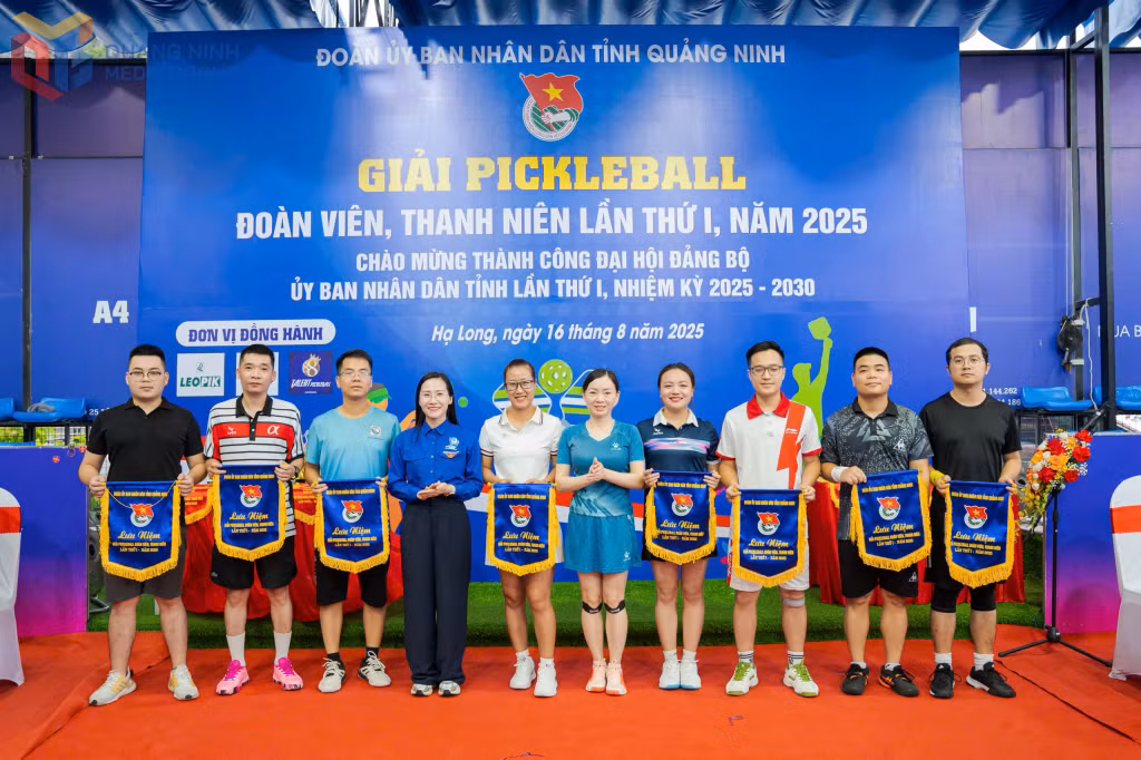Ban tổ chức tặng cờ lưu niệm cho các đoàn tham gia giải.