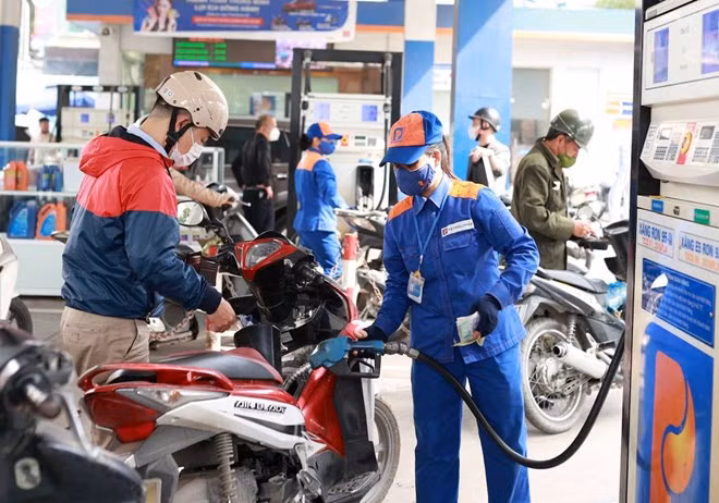 Giá xăng đồng loạt tăng trong phiên điều chỉnh chiều nay. Ảnh: Hải Nguyễn