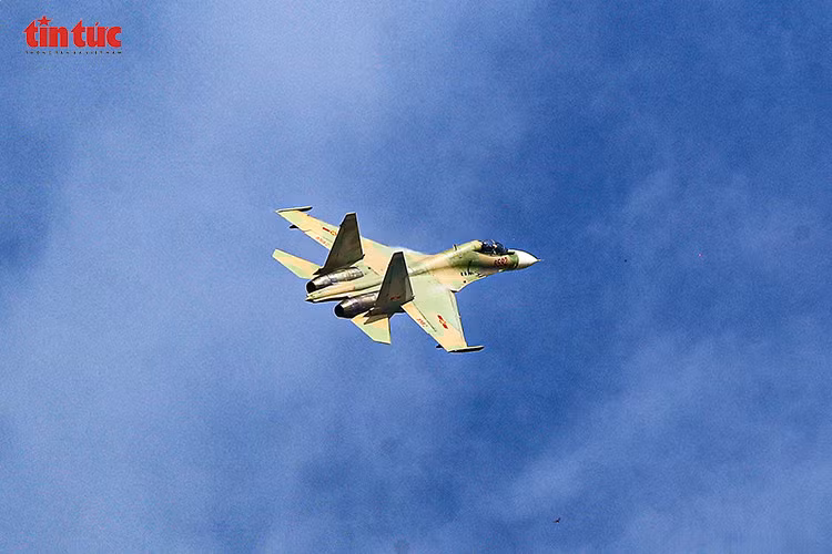 Su-30MK2 xoắn lượn trên không, phô diễn khả năng cơ động vượt trội.