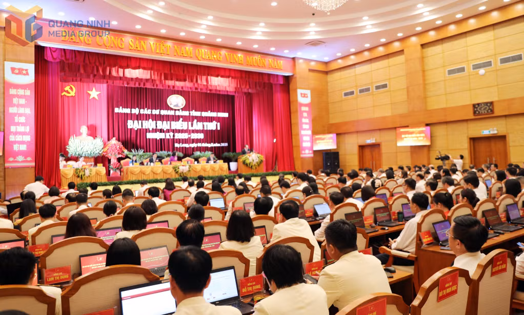 100% đại biểu dự đại hội được trang bị máy tính để truy cập theo dõi toàn bộ văn kiện, các báo cáo, nội dung trong suốt quá trình diễn ra Đại hội 