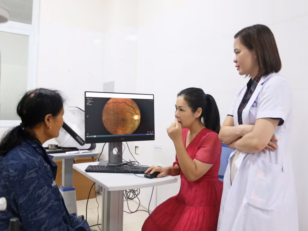 Bệnh viện Lão khoa Phục hồi chức năng tỉnh phối hợp với Trung tâm Y tế Hải Hà khám mắt cho bệnh nhân cao tuổi. Ảnh: Bệnh viện cung cấp
