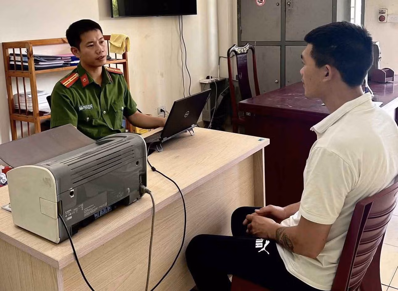 Công an bắt giữ, làm việc với đối tượng Phúc. Ảnh: Công an Hà Tĩnh.