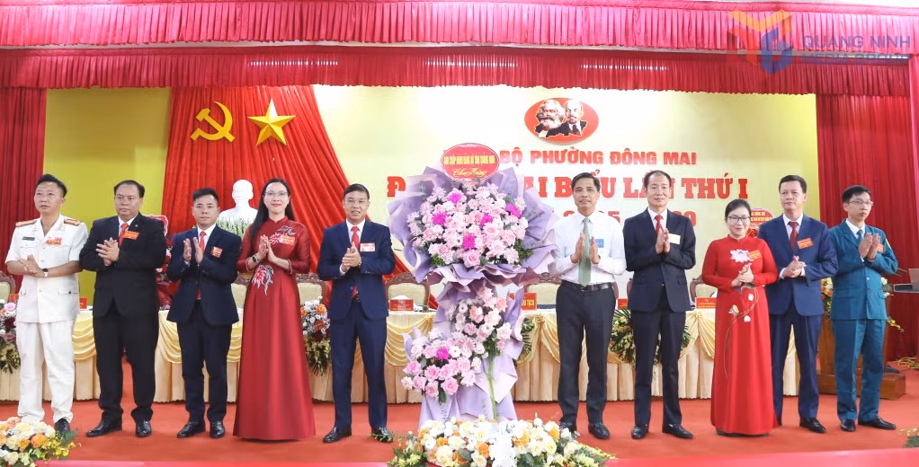 tặng hoa chúc mừng đại hội.