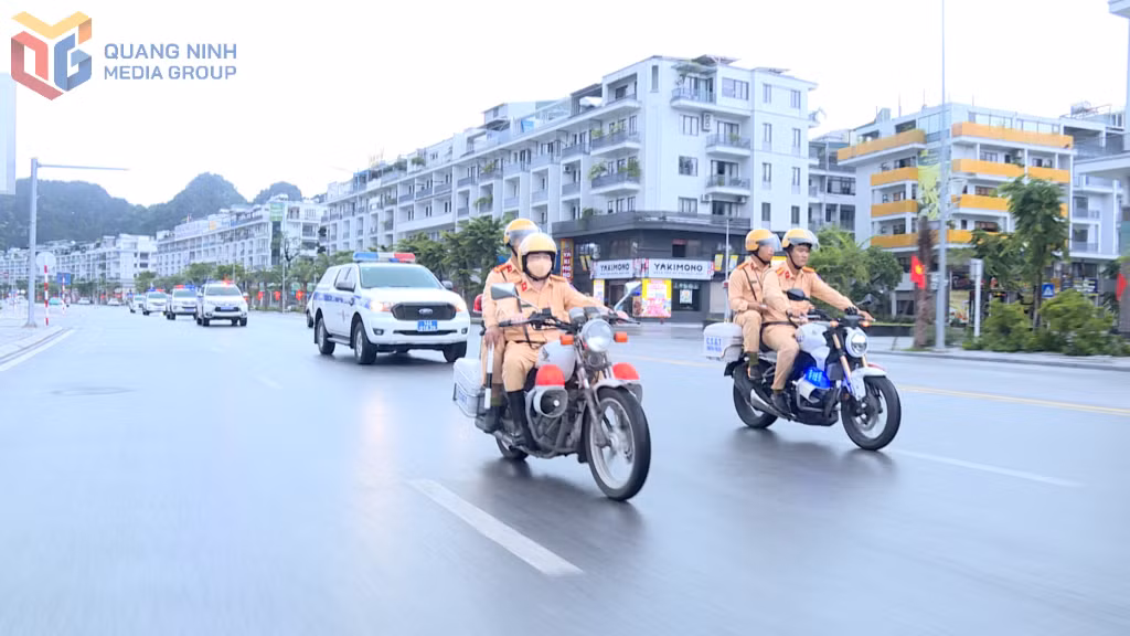 Phòng CSGT (Công an tỉnh) diễu hành biểu dương lực lượng, tuyên truyền nâng cao ý thức chấp hành các quy định của pháp luật về TTATGT.