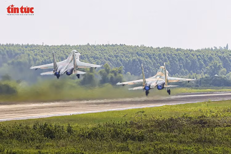 Hiện tượng ngưng tụ hơi nước tạo làn khói trắng bao quanh cánh Su-30MK2 khi bứt tốc.