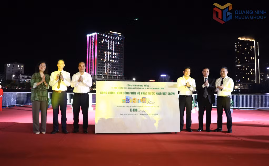 Các đại biểu thực hiện nghi thức gắn biển công trình chào mừng kỷ niệm 80 năm Quốc khánh nước Cộng hòa xã hội chủ nghĩa Việt Nam (02/9/1945 – 02/9/2025).