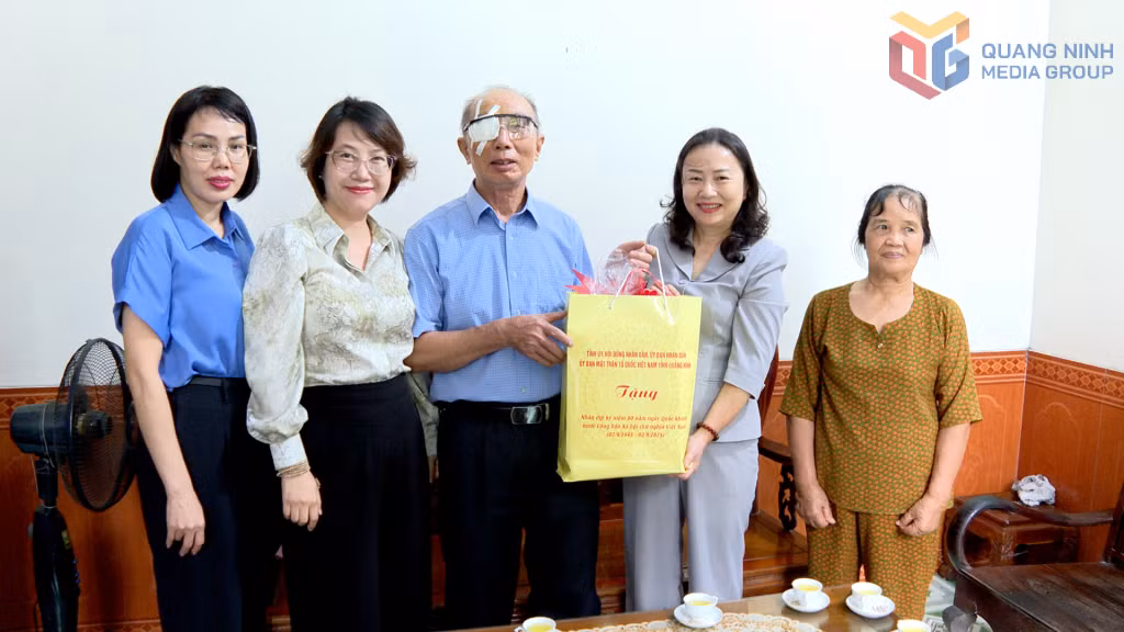 Đồng chí Vi Ngọc Bích, Ủy viên Ban Thường vụ Tỉnh ủy, Phó Chủ tịch Thường trực HĐND tỉnh tặng quà tri ân ông Hà Văn Hồng, Anh hùng lao động thời kỳ đổi mới, tại tổ 3, khu 12, phường Mông Dương.